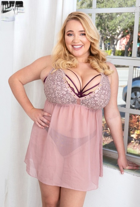 Blonde BBW Annabelle Rogers plays with her massive boobs in solo action