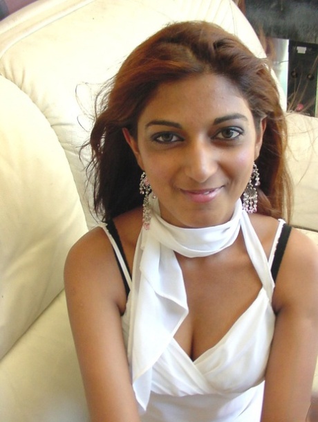 Indian teen releases her firm tits and a pierced nipple from her bikini top