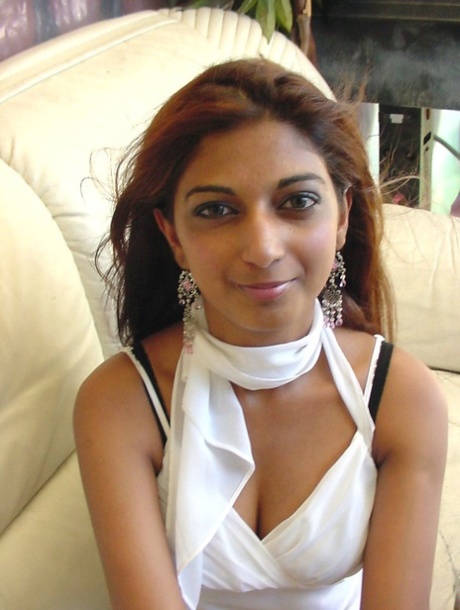 Indian teen releases her firm tits and a pierced nipple from her bikini top