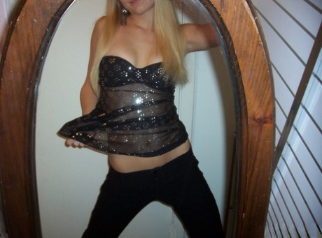 Blonde amateur Kylie takes safe for work selfies during solo action
