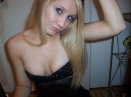 Blonde amateur Kylie takes safe for work selfies during solo action