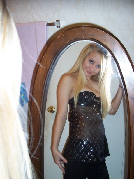 Blonde amateur Kylie takes safe for work selfies during solo action
