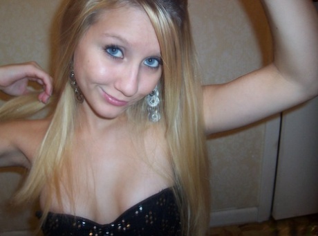 Blonde amateur Kylie takes safe for work selfies during solo action