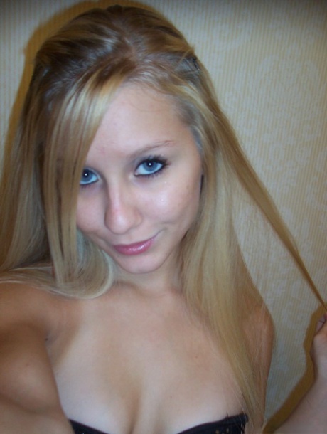 Blonde amateur Kylie takes safe for work selfies during solo action