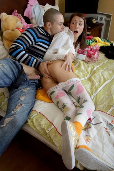 Slim teen pulls down leggings before hardcore ass to mouth action