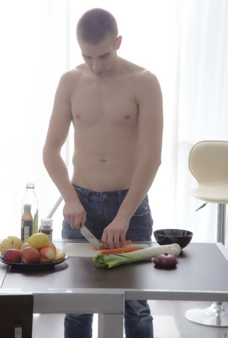 Thin teen Daniela kisses her man friend after a snack and a fuck