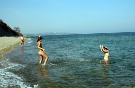 2 young looking girls masturbate after going topless at the beach