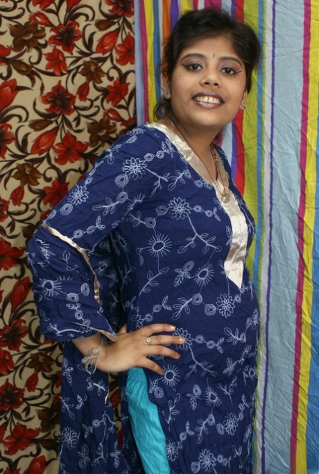Chubby Indian female Rupali strips naked for a softcore shoot