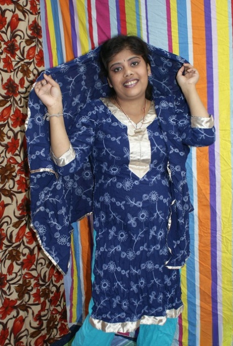 Chubby Indian female Rupali strips naked for a softcore shoot