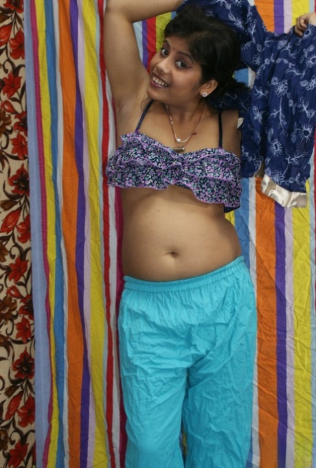 Chubby Indian female Rupali strips naked for a softcore shoot