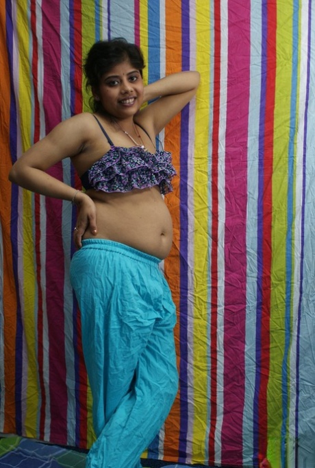Chubby Indian female Rupali strips naked for a softcore shoot