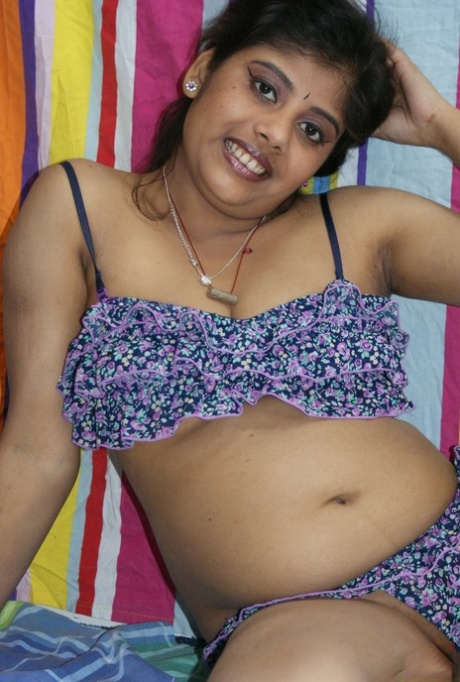 Chubby Indian female Rupali strips naked for a softcore shoot