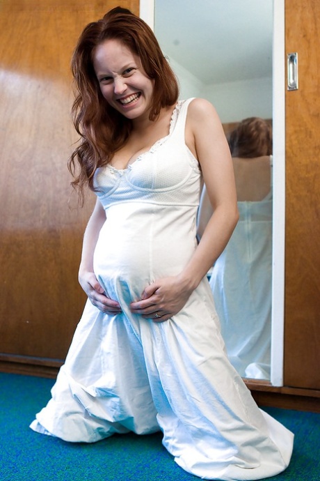 Amateur pregger Rosanna shows off her belly bump and swollen breasts