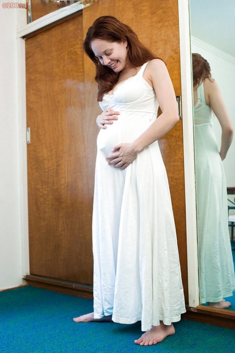 Amateur pregger Rosanna shows off her belly bump and swollen breasts