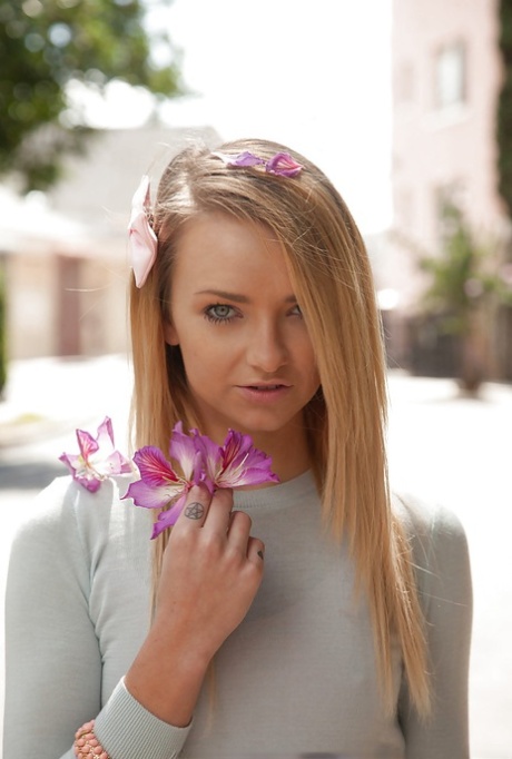 Slutty blonde amateur Carmen Callaway exposing her hot skinny body