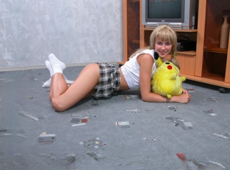Amateur teen Kseniya toys her trimmed vagina after stripping on the floor