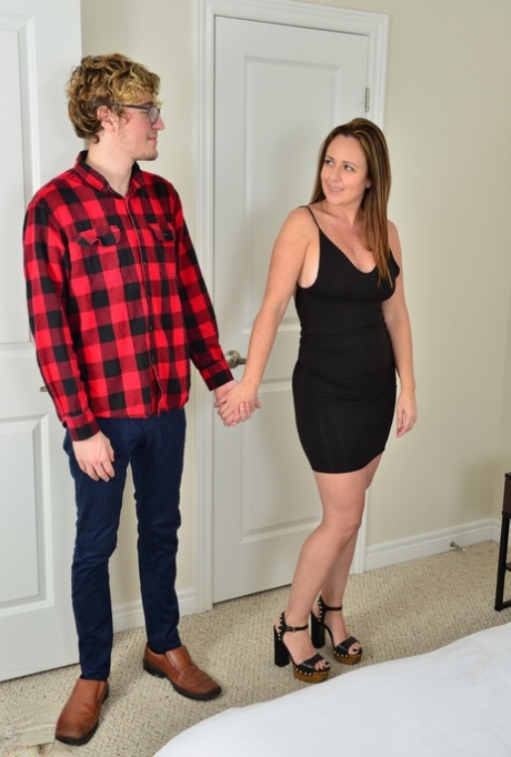 Slutty MILF Brandii Banks sucks a young cock & lets it service her horny pussy