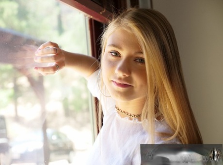 Teen Hannah Hays takes off her jeans and lingerie before massaging her snatch