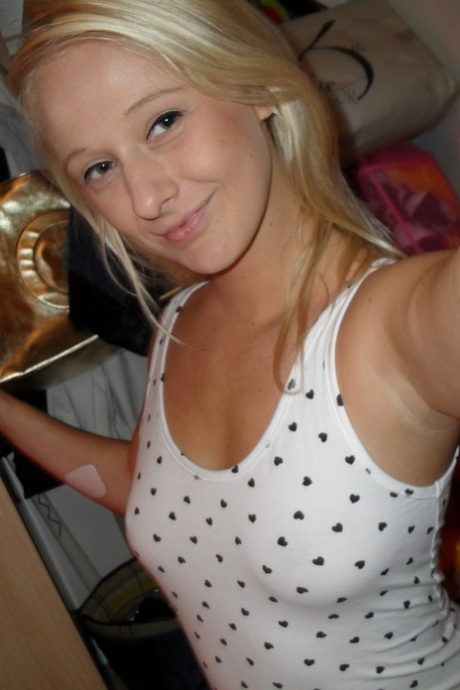 Tanned blonde Savannah Hill showing her shaved twat & her plump ass