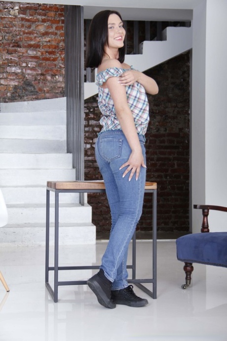 Brunette Nadejda gets analized after dropping her jeans to show her big ass