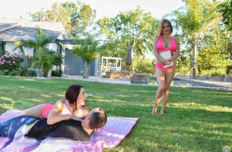 MILF Crissy Lyn and teen Mandy Muse give a deepthroat blowjob in the park