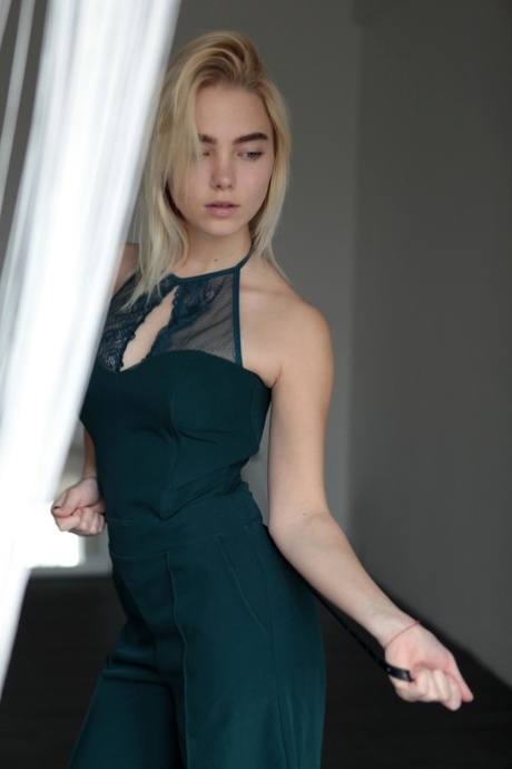 Cute blonde Scarlet exposes her big ass and natural boobs in a solo