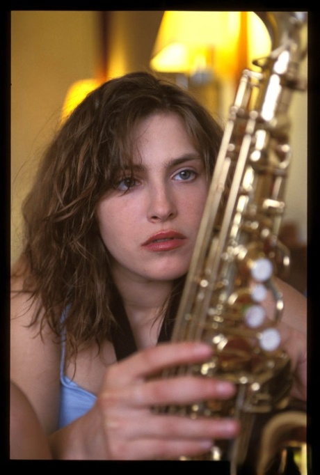 All-natural amateur musicians French kiss and cuddle on the sofa