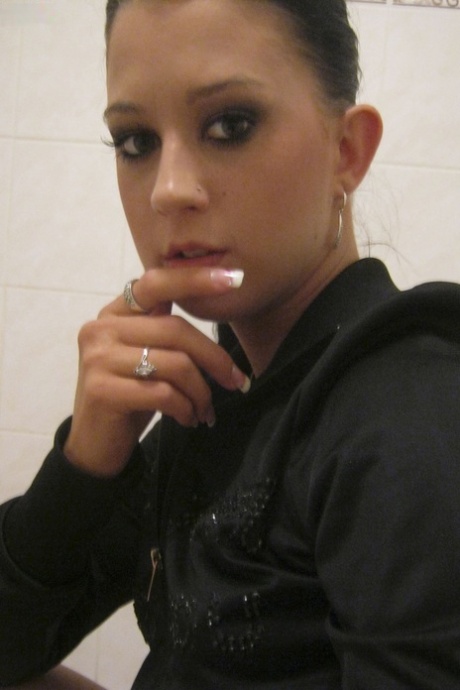 Czech teen Sarah Lollypop strips and shows her natural body in an amateur solo
