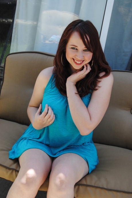 Chubby babe Alisyn Carliene shows off her juicy tits and her big booty