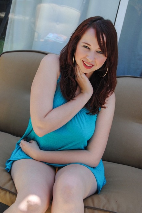 Chubby babe Alisyn Carliene shows off her juicy tits and her big booty