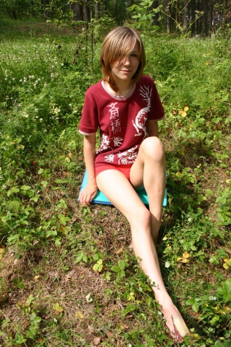 Amateur teen with tiny boobs Zarina poses naked after stripping in the woods