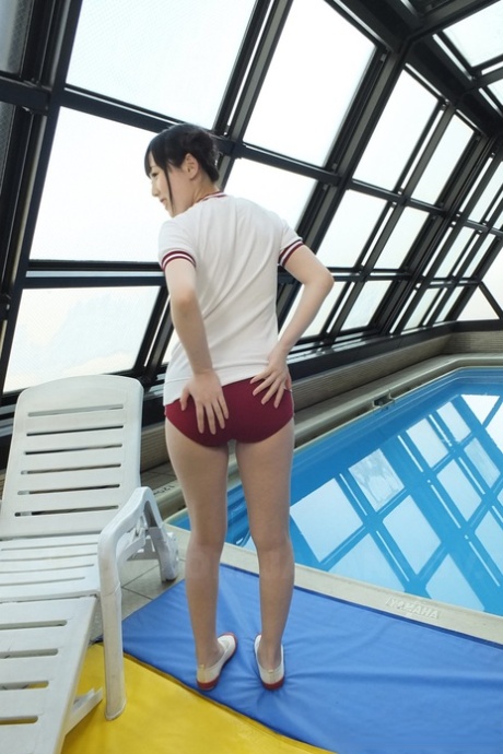 Asian girl Machiko Ono gets her shaved pussy creampied after poolside sex