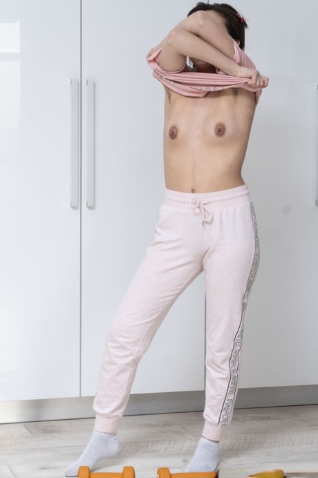 Amateur Alex Swon spreads her bushy muff & shows her hairy armpits in a solo