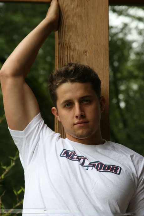Amateur guy Rey Gold shows his dick and jacks it off to cum on his belly