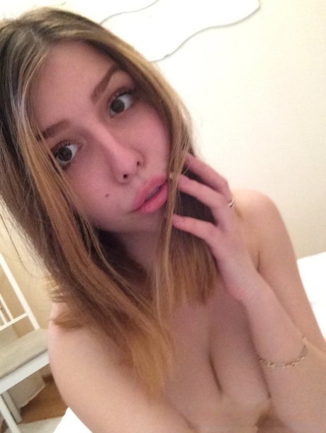 Amateur cutie with pierced titties flaunts her amazing ass on her bed