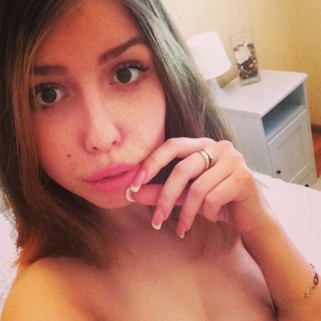 Amateur cutie with pierced titties flaunts her amazing ass on her bed