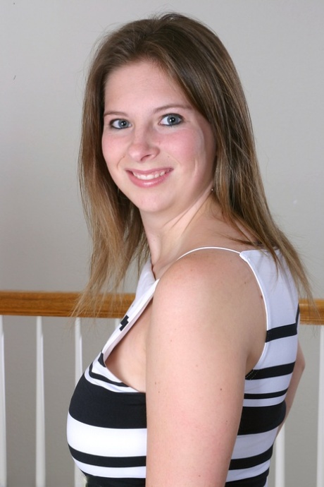 Blue-eyed amateur teen Wendy reveals her grand big tits and spreads her twat