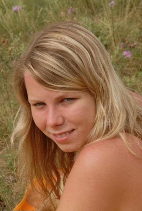 Naked babe with a big booty Susie shows her hairy pussy up close outdoors