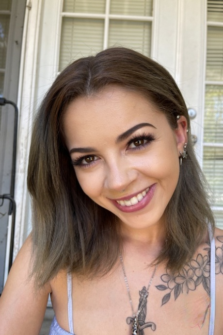 Sexy girlfriend Bella Luna shows her beautiful tits & her shaved pussy