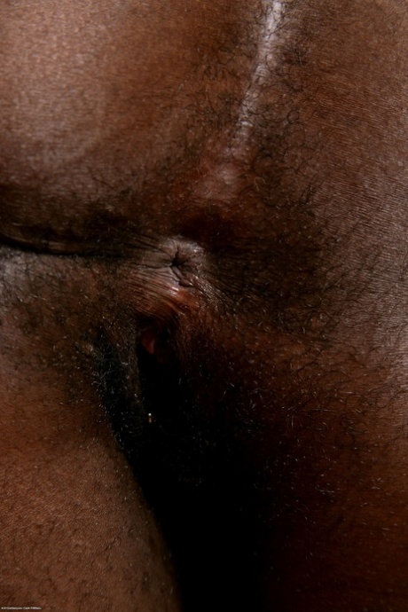 Dark skinned amateur Lee unveils her hairy armpits and twat in heels