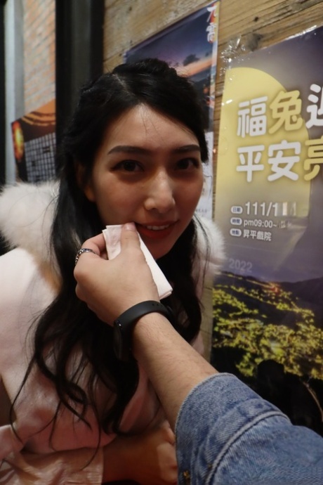 Gorgeous Chinese babe Jiaxin gets seduced and fucked on the first date