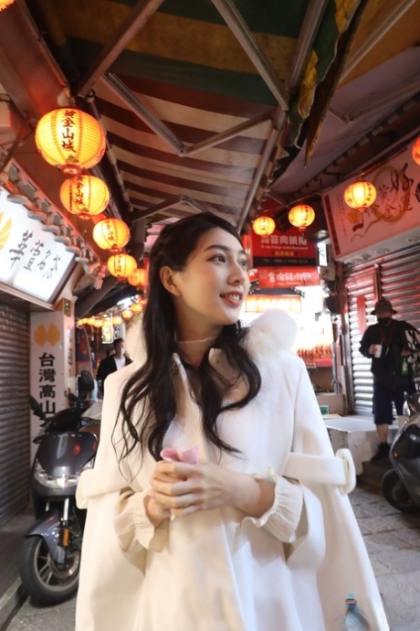 Gorgeous Chinese babe Jiaxin gets seduced and fucked on the first date