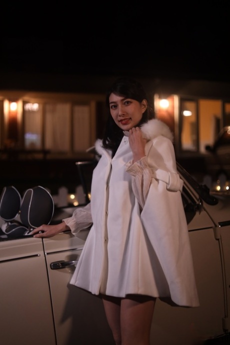 Gorgeous Chinese babe Jiaxin gets seduced and fucked on the first date