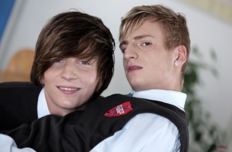Twinks Alan Benfelen & Richie Hajek having bareback sex in the classroom