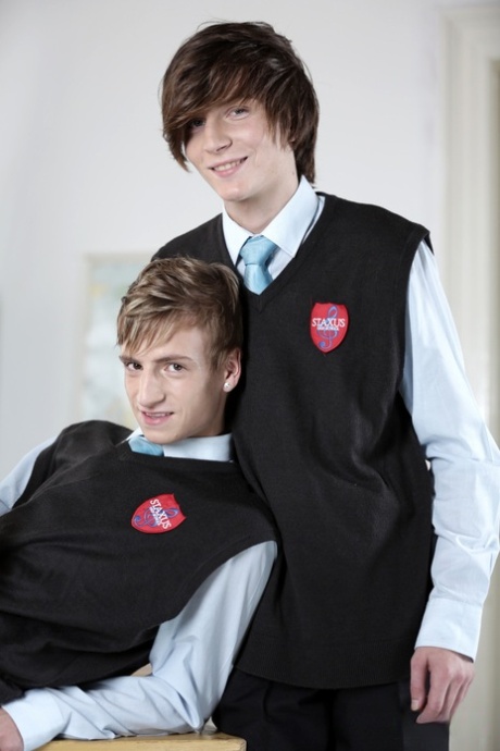Twinks Alan Benfelen & Richie Hajek having bareback sex in the classroom