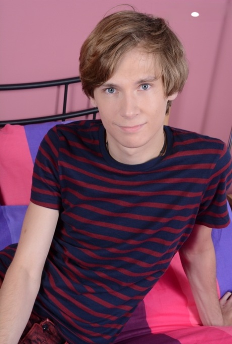 Twinks Jeanne D Arc & Ethan White suck each other's cock and have anal sex