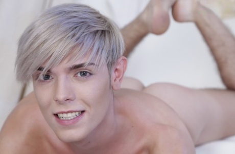 Bottle-blond Jesse Magowan gets his tight asshole boned by Heath Denson