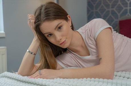 Petite teen Liz Ocean unveils her shaved pussy in sexy striptease on her bed